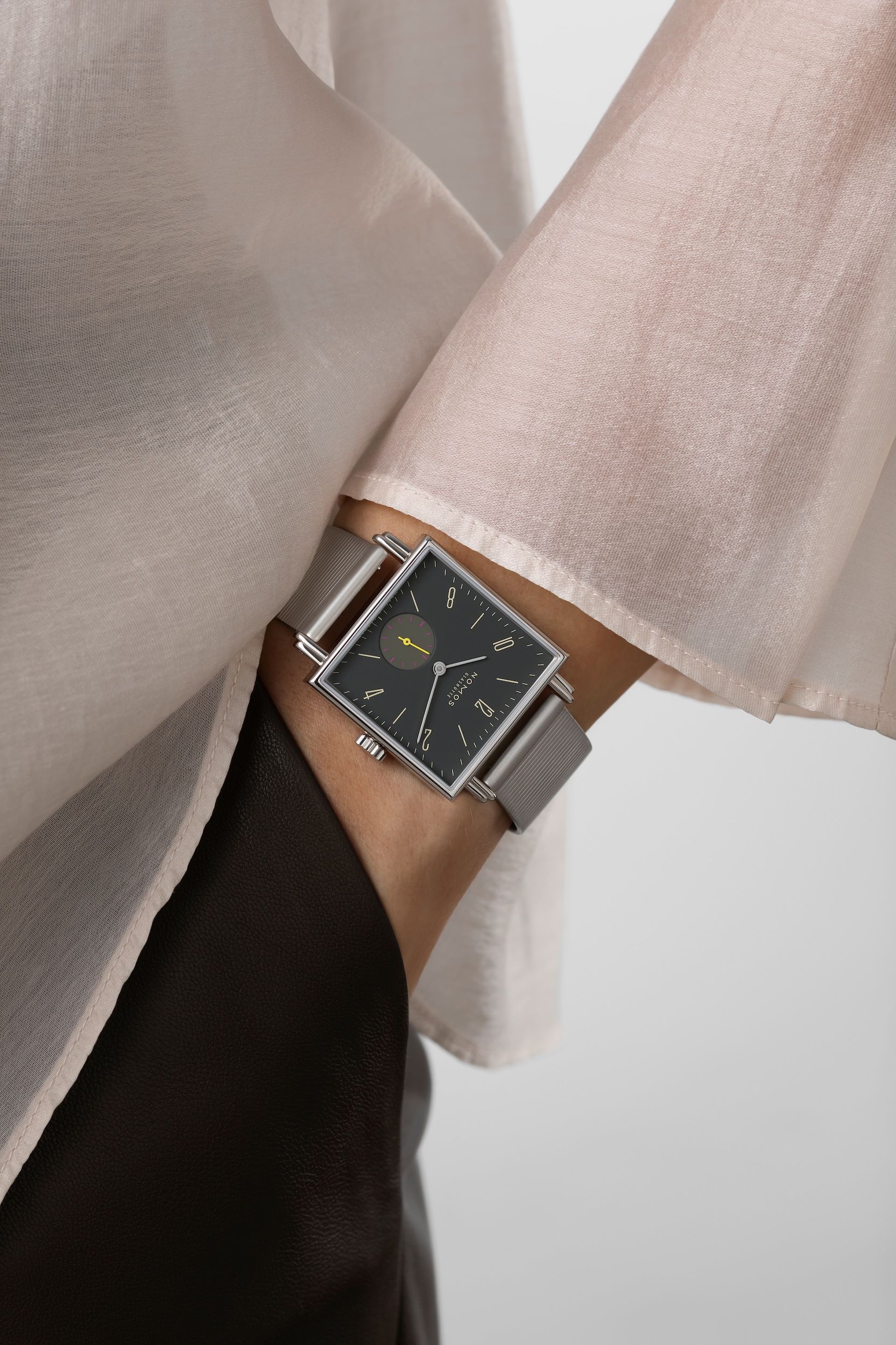 NOMOS テトラ バサルト 着用画像1 NOMOSGLASHÜTTE＋FORTUNE TIME 表参道ヒルズ店