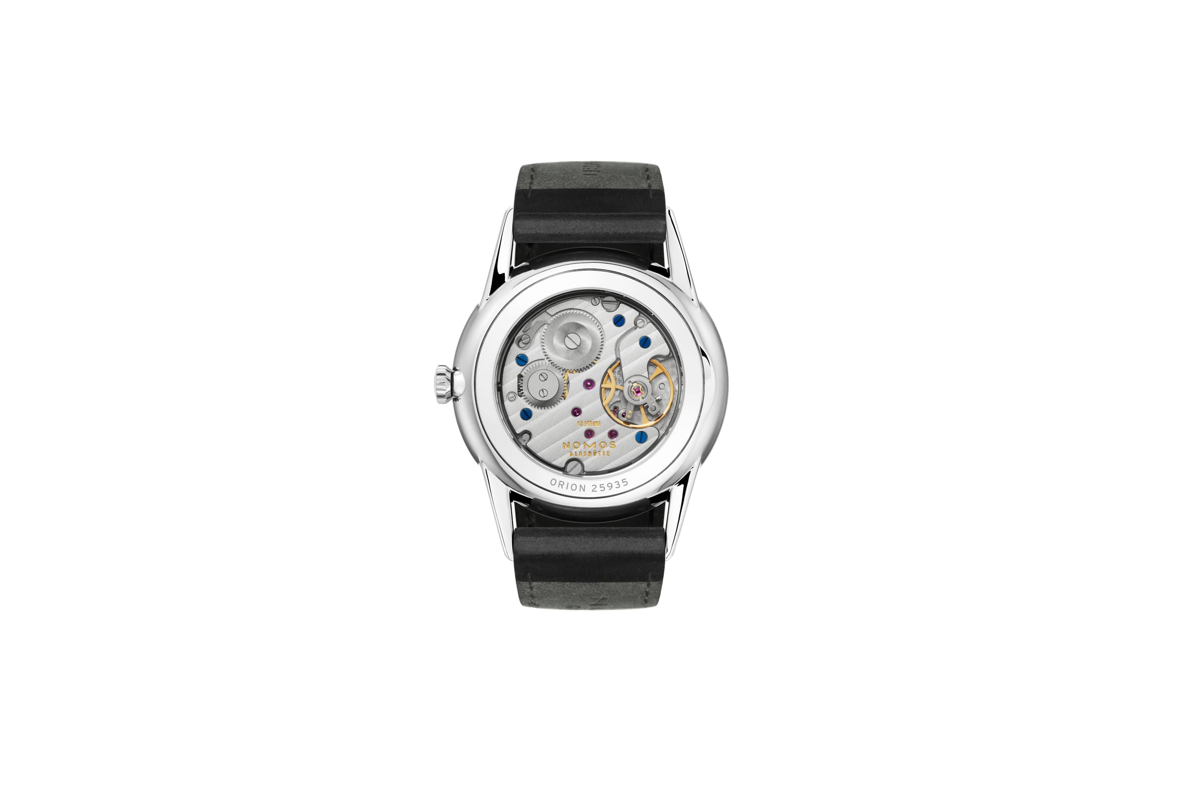 NOMOS Glashütte / Orion 35mm / OR1A3GW2　309オリオンは未来と過去の両方の時間を思い起こさせます。横から見たときのレンズのように湾曲したフォルムはまるで宇宙船のようです。未来も現在もトラディショナルな手巻きキャリバー、ノモスの最初のムーブメント アルファはサファイヤクリスタルガラスのケースバックから見ることができます。ルビー、青焼きのねじ、グラスヒュッテストライプ、サンバースト装飾、そしてノモスペルラージュなどです。