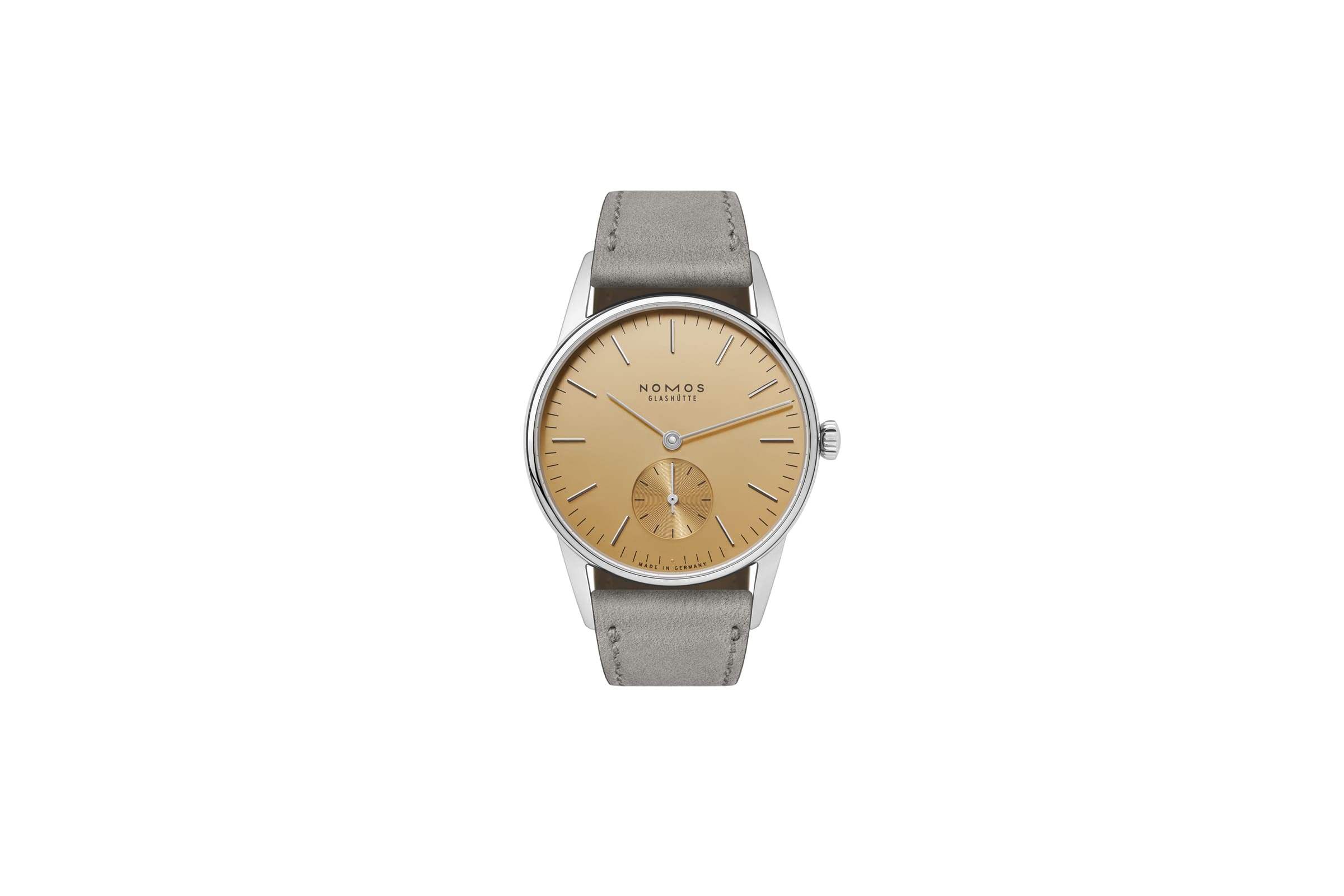 NOMOS Glashütte / ORION33/ OR1A3SG233　359ノモス グラスヒュッテのクラシックモデルの一つであるオリオンから、ギフトに最適な新作です。 オリオン 33 ゴールドとオリオン 38 シルバーは、特別な価値を持っています。 それは華やかだった「黄金の 1920 年代」を思い起こさせます。 オリオンはグラスヒュッテ伝統のデザインに回帰しました。 近年のミニマルデザインではなく、グラスヒュッテの時計学校でウオッチメーカーたちが製作していたデザインです。 銀色のケースに手作業で植えこんだインデックスをもつ文字盤です。 サイズは2 つあり、小さいサイズは誇らしげなサーモンゴールド、一方大きい方はシルバーの文字盤にゴールドカラーのインデックスで、 いずれも男女問わず着けることが出来ます。 亜鉛メッキにゴールドまたはシルバーのポリッシュ仕上げがされた文字盤にはファセット状のアプライドインデックス（植え字）がセットされています。 通常ラインのモデルよりも手間をかけた、 1 クラス上級なオリオンなのです。 ライトなカラーのベロアレザーストップが、アクセントとしてウォッチに注目を集めます。特にデ