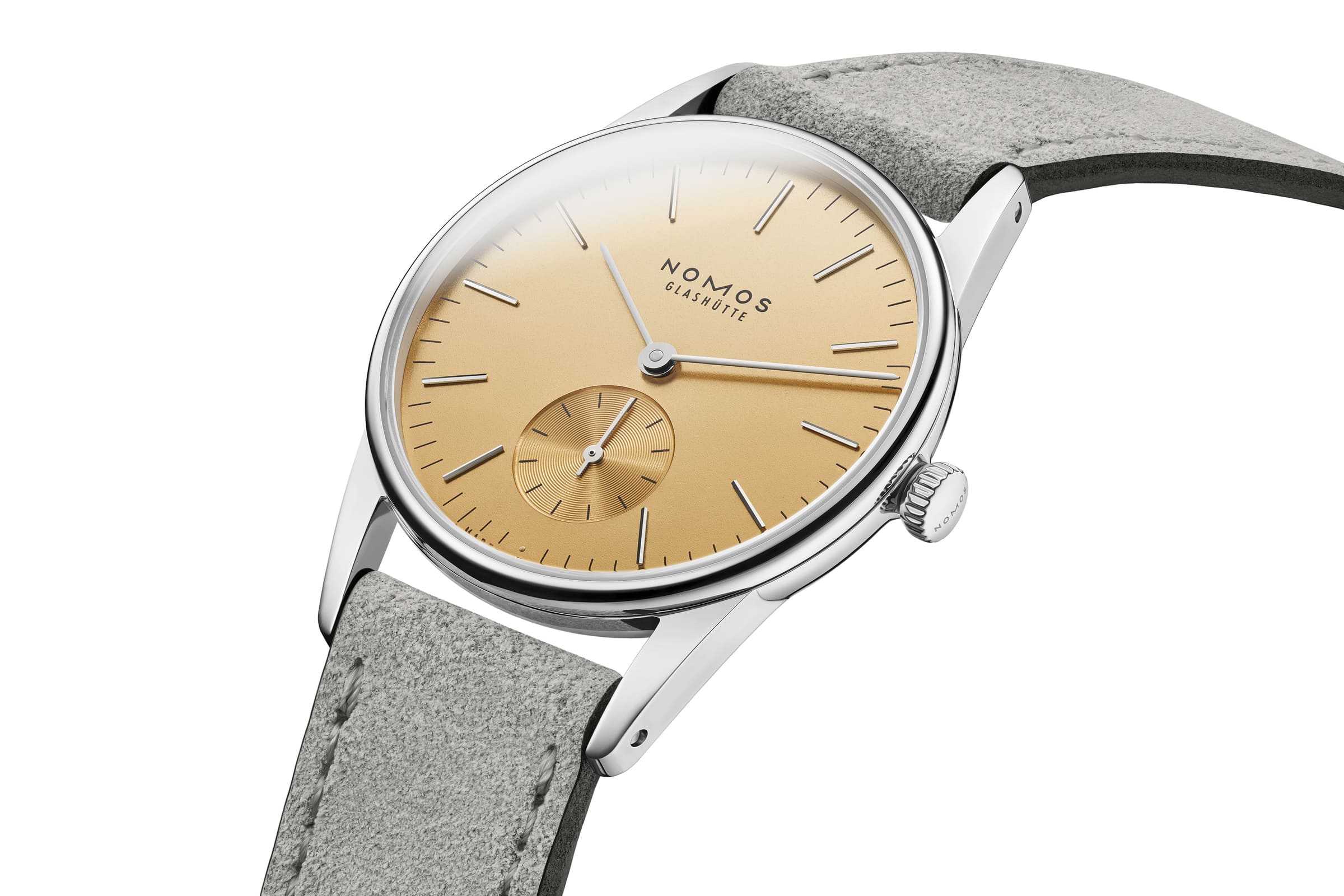 NOMOS Glashütte / ORION33/ OR1A3SG233　359ノモス グラスヒュッテのクラシックモデルの一つであるオリオンから、ギフトに最適な新作です。 オリオン 33 ゴールドとオリオン 38 シルバーは、特別な価値を持っています。 それは華やかだった「黄金の 1920 年代」を思い起こさせます。 オリオンはグラスヒュッテ伝統のデザインに回帰しました。 近年のミニマルデザインではなく、グラスヒュッテの時計学校でウオッチメーカーたちが製作していたデザインです。 銀色のケースに手作業で植えこんだインデックスをもつ文字盤です。 サイズは2 つあり、小さいサイズは誇らしげなサーモンゴールド、一方大きい方はシルバーの文字盤にゴールドカラーのインデックスで、 いずれも男女問わず着けることが出来ます。 亜鉛メッキにゴールドまたはシルバーのポリッシュ仕上げがされた文字盤にはファセット状のアプライドインデックス（植え字）がセットされています。 通常ラインのモデルよりも手間をかけた、 1 クラス上級なオリオンなのです。 ライトなカラーのベロアレザーストップが、アクセントとしてウォッチに注目を集めます。特にデ