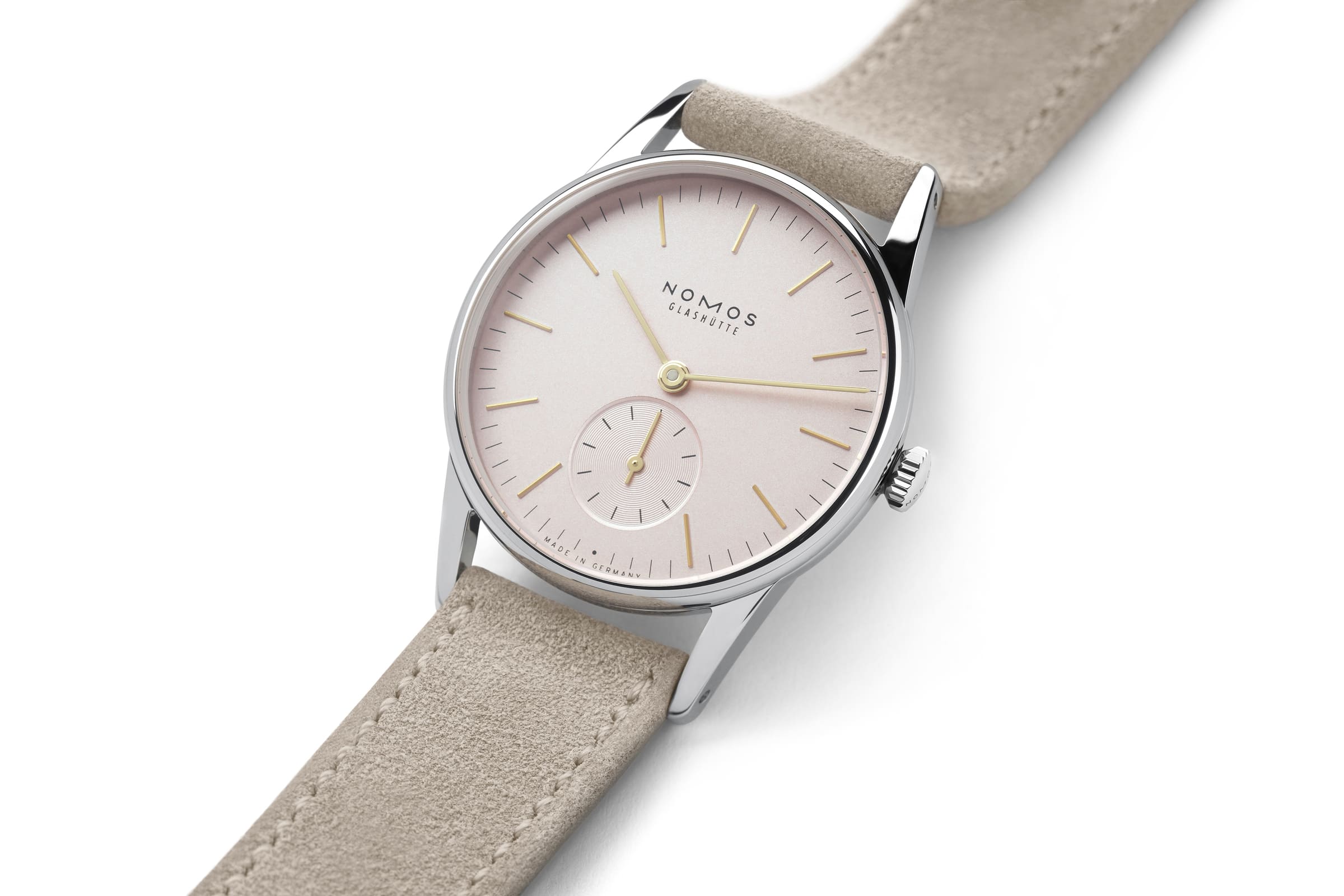 NOMOS Glashütte / Orion 33 rose / OR1A3GR233　325 小さいながら誘惑的。 ローズ・カラーでケース径33ミリのオリオン。  やや小ぶりなので、より繊細な腕元を完璧にします。  ほのかに赤らんだ明るいローズカラーダイヤル、ローズゴールドのインデックスと針、明るい色合いのベロアレザーのストラップの組み合わせは、ジュエリーとも完璧に調和し、目も腕元も楽しませてくれます。  手作業で作られる手巻きのアルファ キャリバーは高い精度で評価されています。時計は2日に一度巻き上げれば大丈夫です。