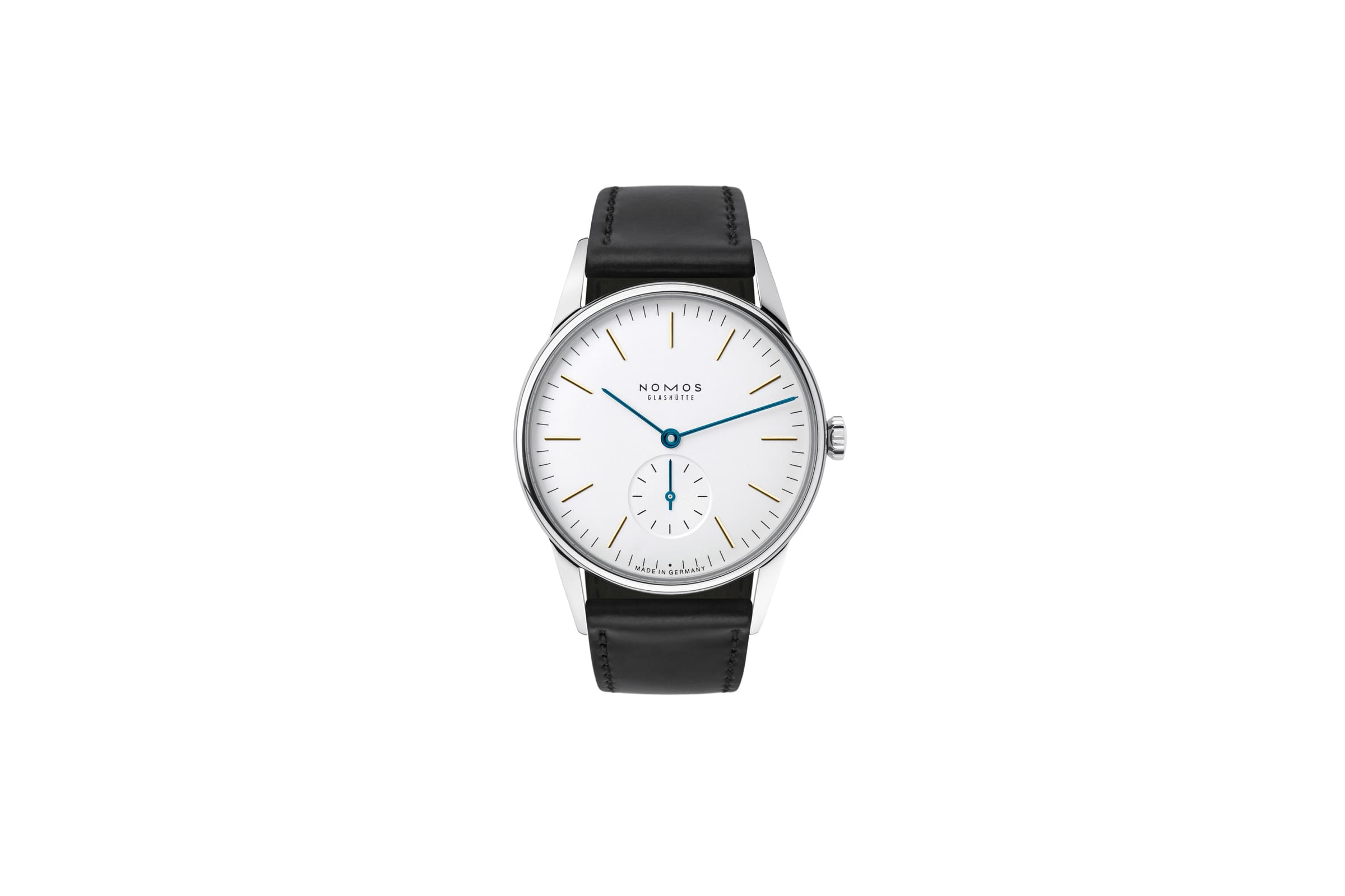 NOMOS Glashütte / Orion 35mm / OR1A3GW2　309オリオンは未来と過去の両方の時間を思い起こさせます。横から見たときのレンズのように湾曲したフォルムはまるで宇宙船のようです。未来も現在もトラディショナルな手巻きキャリバー、ノモスの最初のムーブメント アルファはサファイヤクリスタルガラスのケースバックから見ることができます。ルビー、青焼きのねじ、グラスヒュッテストライプ、サンバースト装飾、そしてノモスペルラージュなどです。