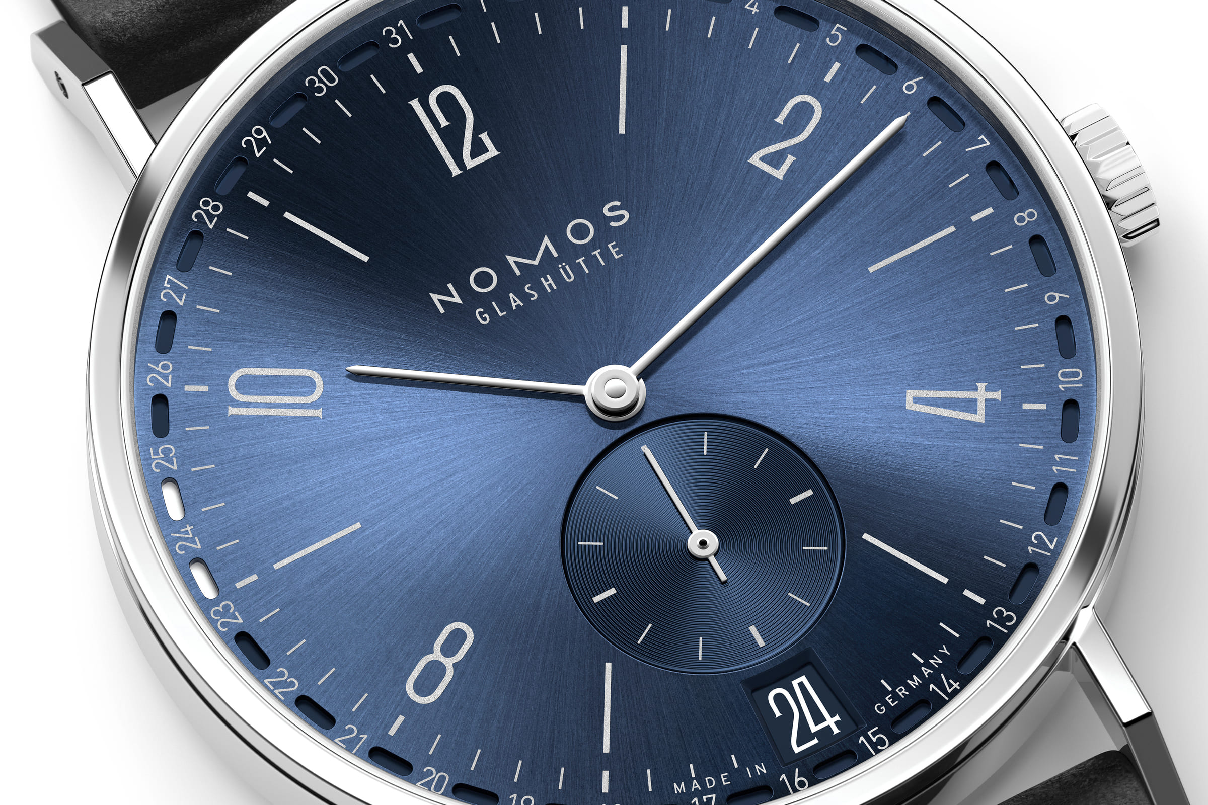 NOMOS Glashütte / Tangente 2 Date / NM136～新・手巻きキャリバー搭載～ ６時位置の数字と文字盤の外周に配置されたドットで表すクイック調整可能な２つのデイト表示。 52 時間パワーリザーブ、５気圧防水と性能も更に進化させました。  日付を把握する特別な方法が2つあるのに、どうして日付表示を1つだけにするのでしょうか。ノモスの新作タンジェント2デイトは、ダイアルの端に配置するリングデイトと6時の位置にある大きな日付窓で現在の日付が一目で分かり、月全体が見渡せます。このイノベーションは、新開発の迅速な日付調節が可能な手巻きムーブメントであるキャリバーDUW4601 によって可能となりました。一度着用すると手放せなくなる機能的なドレスウォッチです。