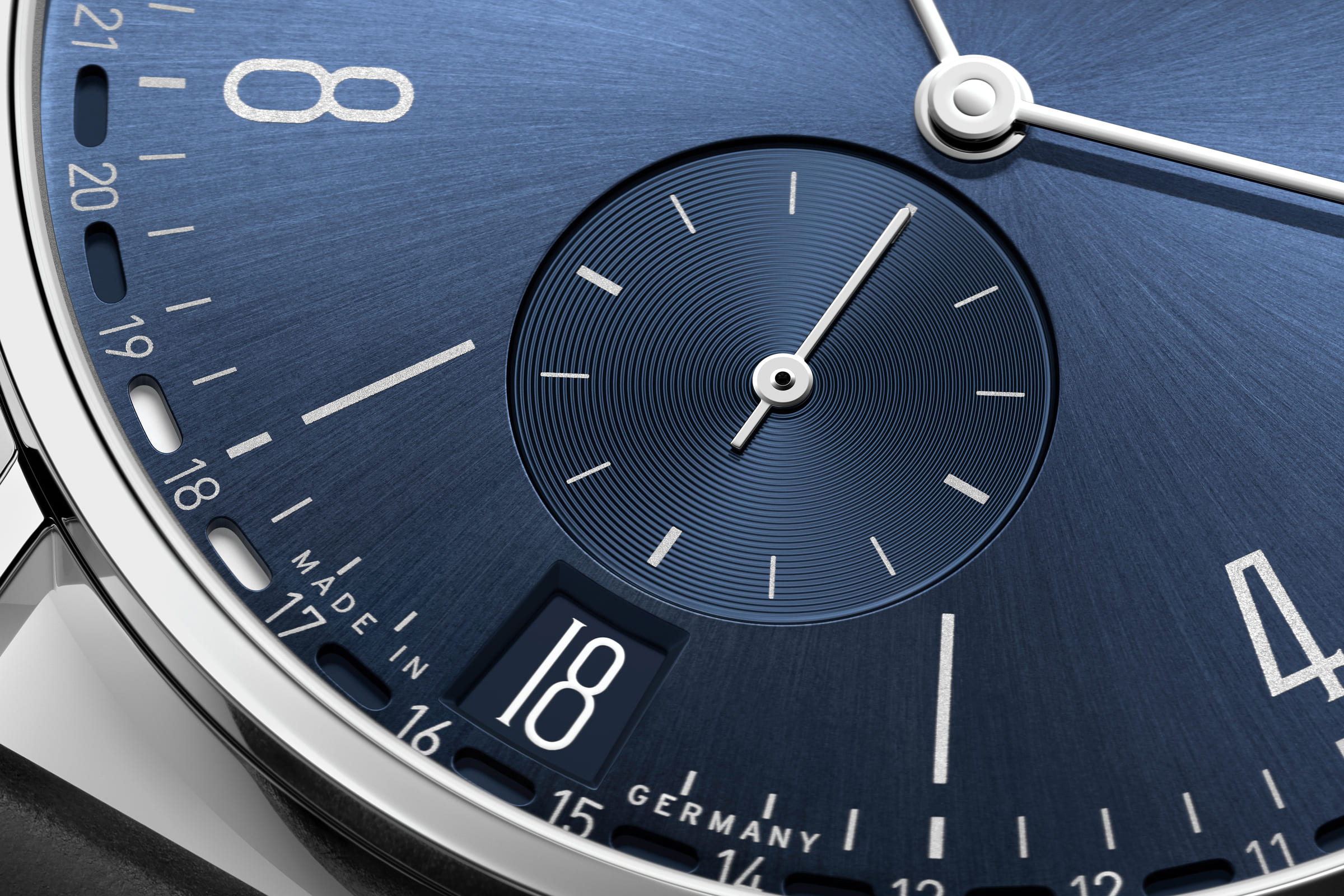 NOMOS Glashütte / Tangente 2 Date / NM136～新・手巻きキャリバー搭載～ ６時位置の数字と文字盤の外周に配置されたドットで表すクイック調整可能な２つのデイト表示。 52 時間パワーリザーブ、５気圧防水と性能も更に進化させました。  日付を把握する特別な方法が2つあるのに、どうして日付表示を1つだけにするのでしょうか。ノモスの新作タンジェント2デイトは、ダイアルの端に配置するリングデイトと6時の位置にある大きな日付窓で現在の日付が一目で分かり、月全体が見渡せます。このイノベーションは、新開発の迅速な日付調節が可能な手巻きムーブメントであるキャリバーDUW4601 によって可能となりました。一度着用すると手放せなくなる機能的なドレスウォッチです。