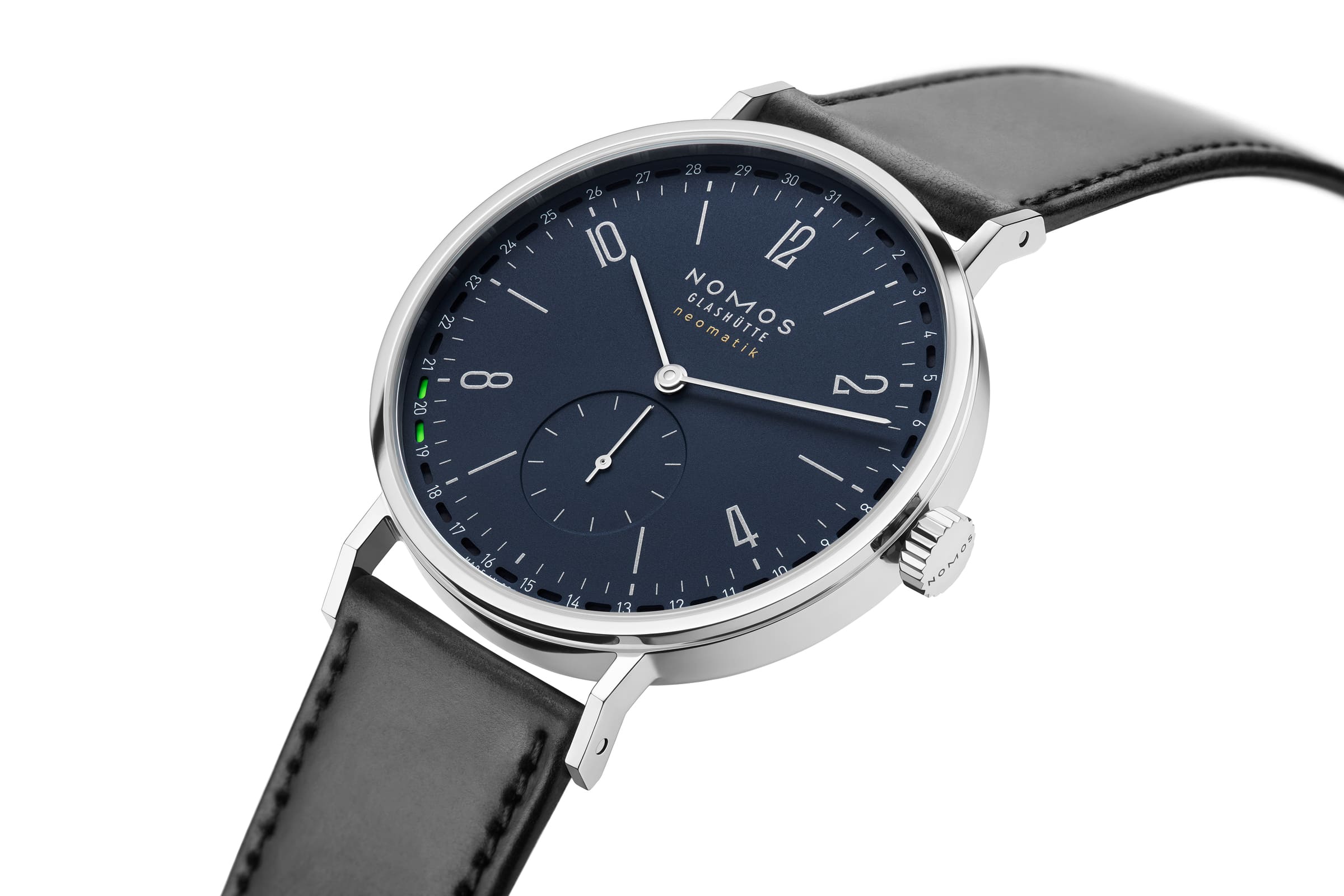 Tangente neomatik 41 update midnight blue / TN161011BL2　182新色モデル登場。「タンジェント ネオマティック 41 アップデイト」にミッドナイトブルーの文字盤が加わりました。特許登録済みのノモス独自の日付リングにはグリーンのスーパールミノバが塗布されています。進めるのも戻すのも、素早く簡単に調節できます。それを可能にするのは、同じく特許登録済みの日付機構を備えた自社製自動巻キャリバー「DUW 6101」です。