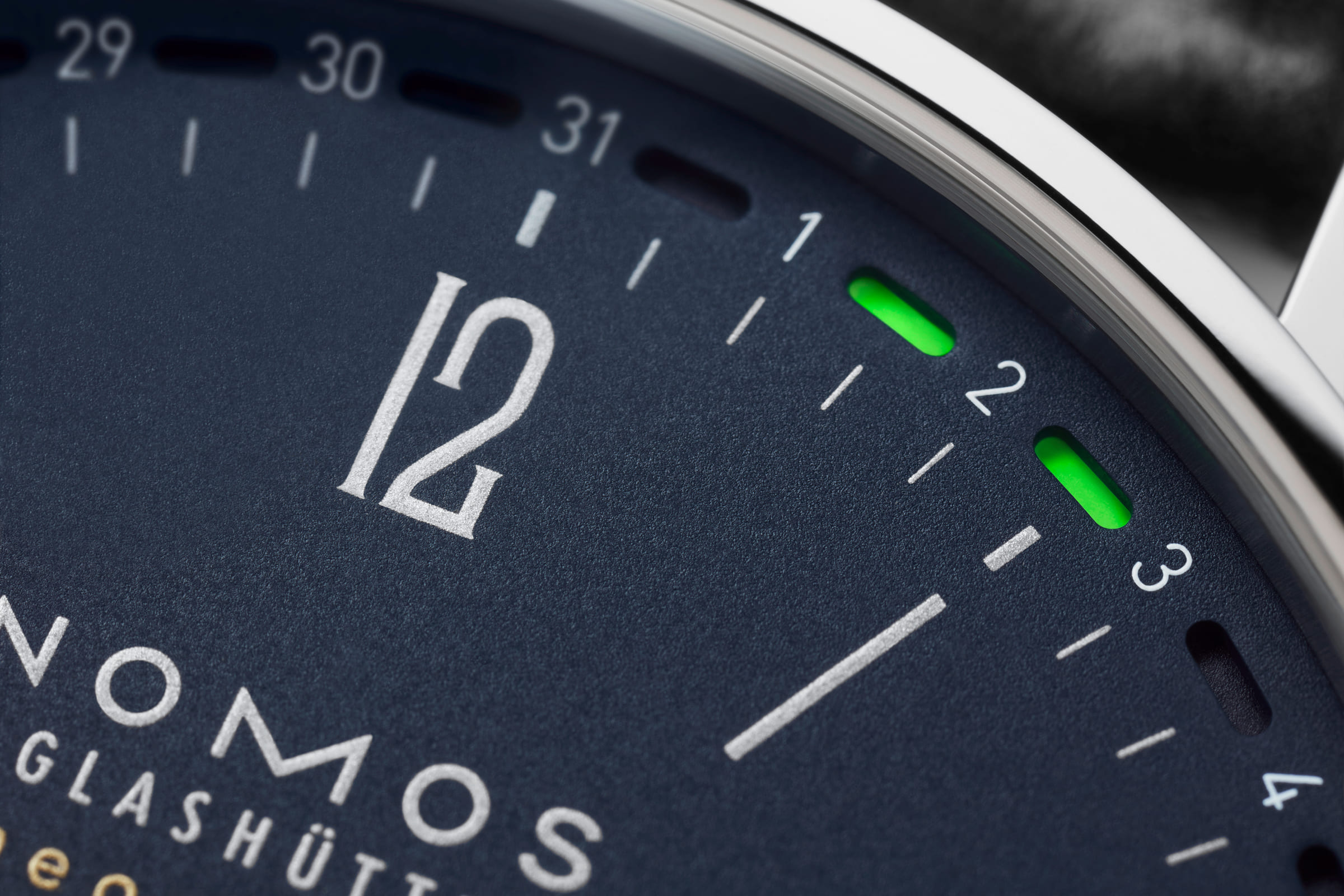 Tangente neomatik 41 update midnight blue / TN161011BL2　182新色モデル登場。「タンジェント ネオマティック 41 アップデイト」にミッドナイトブルーの文字盤が加わりました。特許登録済みのノモス独自の日付リングにはグリーンのスーパールミノバが塗布されています。進めるのも戻すのも、素早く簡単に調節できます。それを可能にするのは、同じく特許登録済みの日付機構を備えた自社製自動巻キャリバー「DUW 6101」です。