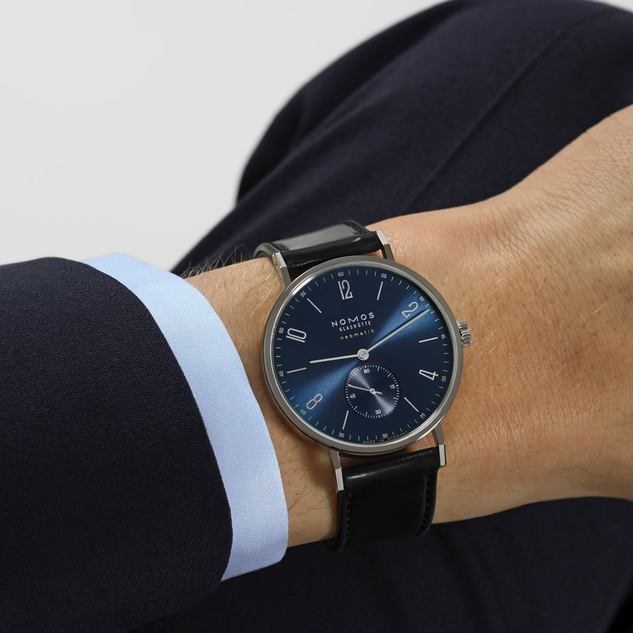 NOMOS Glashütte Tangente Neomatik Blue Gold 39mmは、グラスヒュッテ製の自社ムーブメントDUW3001を搭載した厚さ7.1mmのスリムケースモデル。ブルーにゴールドが煌めく文字盤が印象的な機械式腕時計。