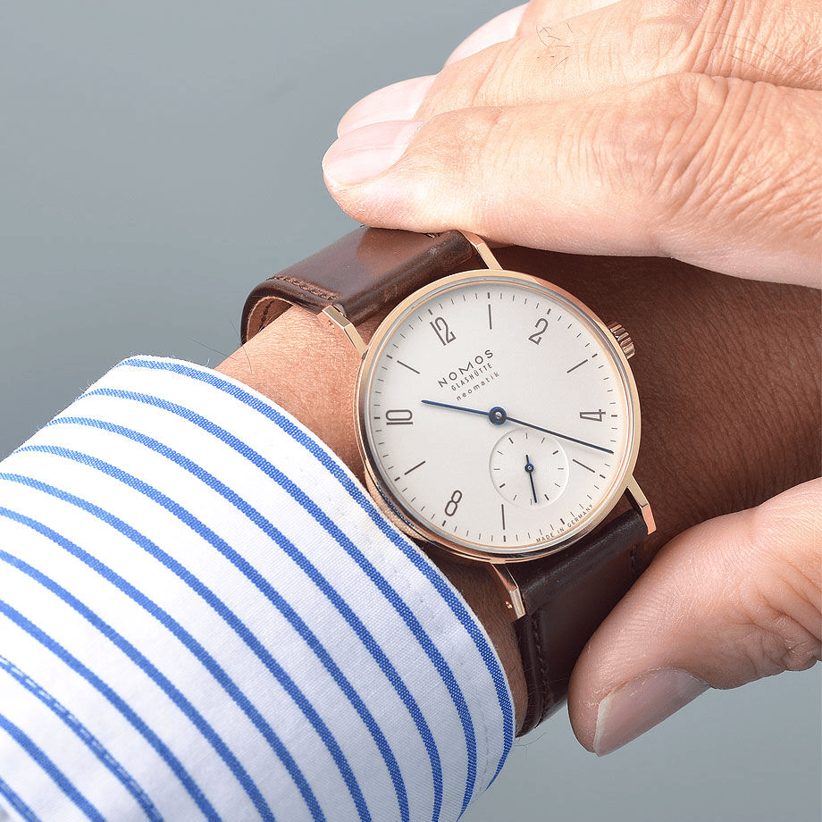 NOMOS Glashütte Tangente neomatik rosegold for JAPAN（NM160S2）は、日本限定20本のラグジュアリーな機械式腕時計。35mmのK18ローズゴールドケースとわずか6.9mmの薄型自動巻ムーブメントを採用し、男女ともに使えるエレガントなドレスウォッチとして特別な記念日やギフトにも最適。