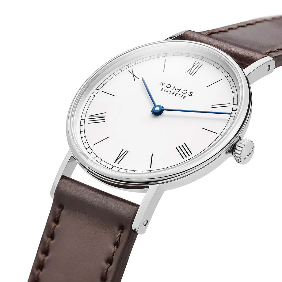 グラスヒュッテの伝統を受け継ぐNOMOS Ludwig 33 Duoは、自社製キャリバーAlpha.2を搭載した高精度のクラシカル手巻き時計。エレガントなブルースチール針とホーウィン製コードバンストラップ付き。