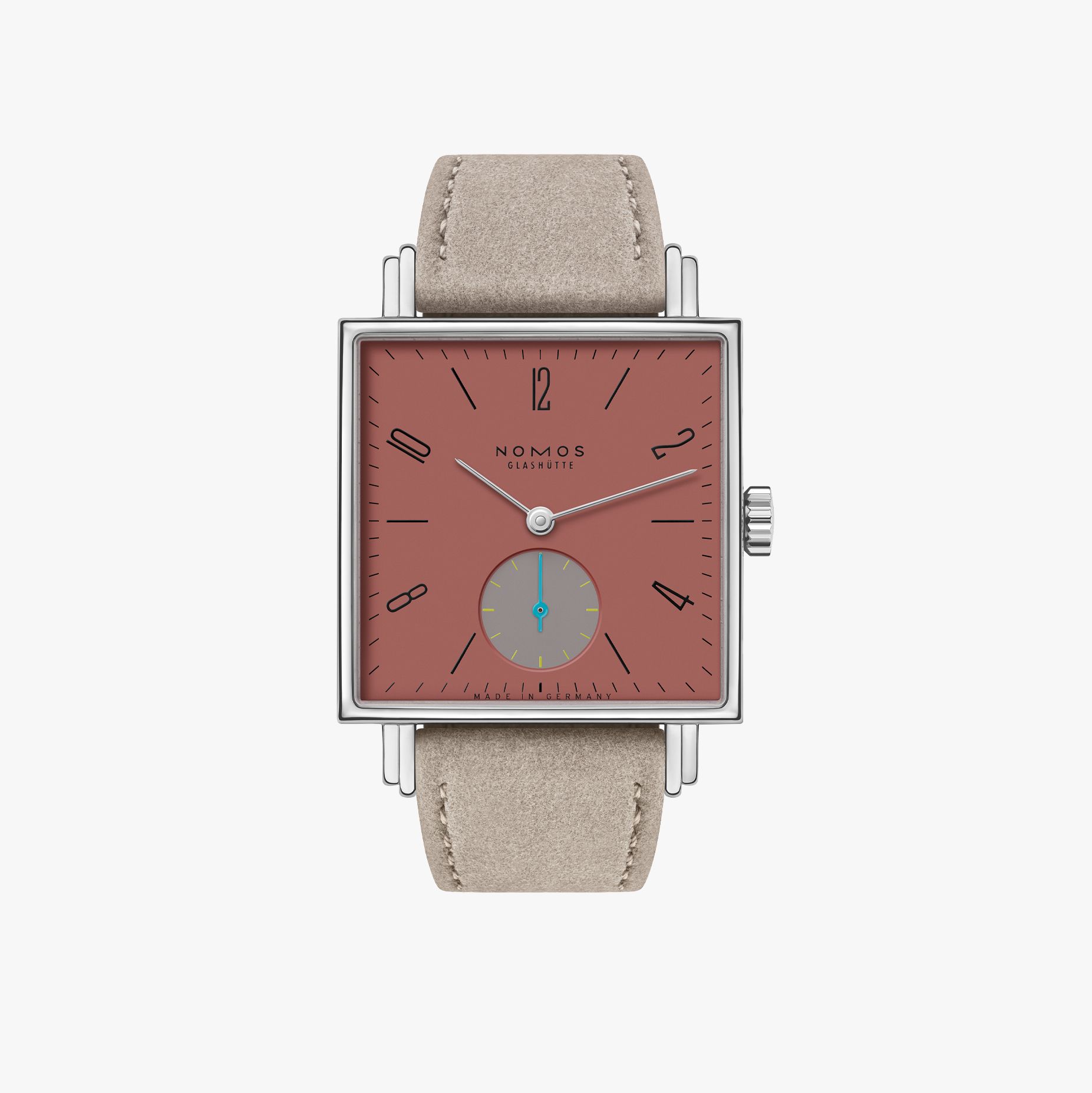 テトラ テラ NM438 ダイアルの赤土のような色合いは、地に足のついた強さを醸し出し、スクエアケースは現代的なフレームを提供します。スモールセコンドダイアルの対象的な色のアクセントは、魅力的で複雑なパレットを作り出しています。