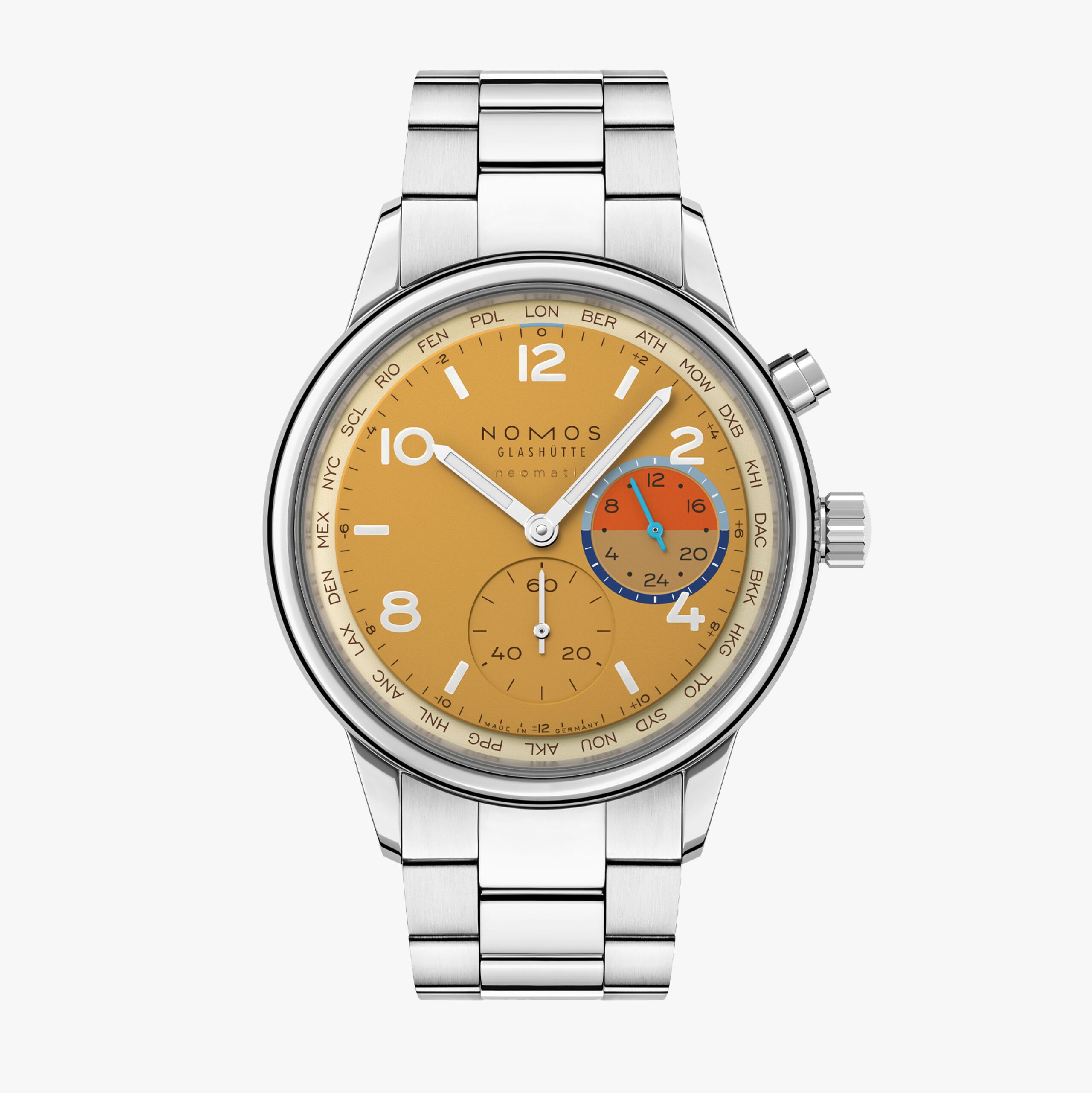クラブ・スポーツ ネオマティック ワールドタイマー デューン NM790.S6 弾力や回復力に色があるとすれば、この腕時計の黄金のベージュ色はその最高の選択肢となるでしょう。果てしなき地平線と不変に見える変化に満ちた砂漠を彷彿とさせるからです。そして、ダイアル上では2つの冷たいブルーのセミサークルが温かい夕日のオレンジを蜃気楼のように捉えています。 自動巻きキャリバーを搭載するこのワールドタイム機能付き腕時計においては、スポーティーさと機能性が均衡しており、一目で24のタイムゾーンを見ることができ、セカンドタイムゾーンの24時間表示も備わっています。デューンは175本限定であり、世界との特別な自分だけの繋がりをもたらします。