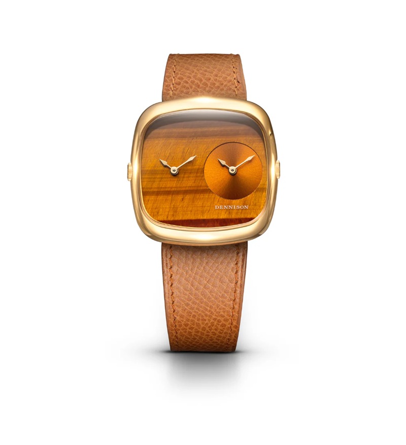 ALD Dual Time Tiger Eye & Gold Sunray In Gold ALD-DT03-G-ELTA-R-GBKL　デュアルタイム機構に、温かみのある色彩と素材表現を融合させたモデルです。 モノリシックな構成を持つダイヤルの中で、2つの時間を自然に共存させるALD Dual Timeの思想を、よりエレガントに昇華しています。  ダイヤルには天然タイガーズアイを採用。光の角度によって表情を変える独特の輝きと、奥行きのある縞模様が、力強さと洗練を同時に感じさせます。3時位置には、ゴールデンブラウンのサンレイ仕上げが施されたセカンドタイムゾーン用サブダイヤルを配置。石素材とのコントラストが、視覚的な奥行きと複雑さを生み出しています。 この独創的なレイアウトは、製作工程においても高い難度を要し、ALDが掲げるデザイン哲学と表現力を体現しています。