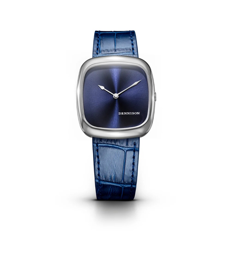 ALD SUNRAY Dial　Sunray Blue In Steel　ALD-S-SR03-NVY-R-SBKL　クラシックなデニソンのクッションケースを、現代的に磨き上げた「ALD Collection」。1960年代の洗練された空気感と、程よい色気をまとったデザインが魅力です。 ダイヤルはブルーのサンレイ仕上げ。光を受けるたびに繊細な放射状のブラッシングが浮かび上がり、表情が変わります。ヴィンテージのムードとコンテンポラリーな佇まいが自然に溶け合い、タイムレスな一本に。