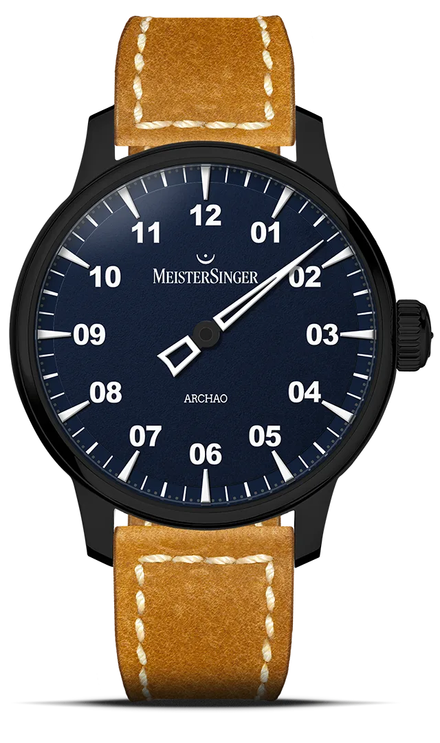 Archao DLC, Blue AR908BL ARCHAO（アルカオ）は、MeisterSingerのクラシックを“原点”から再構築した、新しい時計ファミリーです。その名はギリシャ語の archaios に由来し、「起源」や「原初」を意味します。本質へ立ち返るという思想を、より力強く、よりグラフィカルな表現で具現化したモデルです。 立体的に成形された二桁数字と楔形インデックスは、「LumiBlocks（ルミブロック）」と呼ばれる高輝度夜光構造を採用。日中に光を蓄え、夜間には圧倒的な発光を放ちます。さらに、新設計の“二分割”シングルハンドは中央に余白を持たせた独創的な造形で、奥行きと視覚的緊張感を生み出します。 43mmのマットブラックDLCケース、粒状テクスチャーのダイヤル、厚手のサドルレザーストラップ。視認性と存在感を高次元で融合させたARCHAOは、昼と夜でまったく異なる表情を見せる、力強いシングルハンドウォッチです。