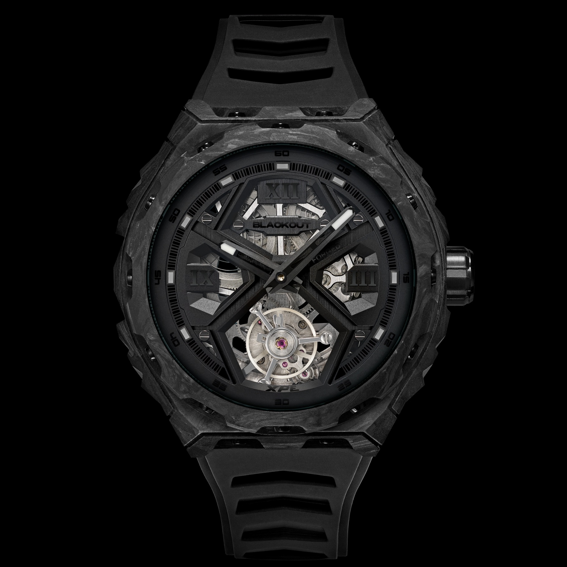 XPE トゥールビヨン ウルトラブラック / BOXPETBLUBK　XPEは、Blackoutコレクションにおける“Evolution（進化）”を体現するモデルです。 これまでのトノー型ケースとは異なり、ラウンド型ケースを採用することで、より幅広い時計愛好家にフィットするシルエットを実現しました。
