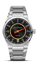 MeisterSinger × Alain Silberstein Edition Kaenos Grande Date  アラン・シルベスタインの作品は、大胆な色使い、幾何学的なフォルム、そして遊び心のあるデザインが特徴であり、時計業界の伝統的なデザインとは一線を画しています。 自身の名を冠したブランドを数十年にわたって率いたシルベスタインは、オート・オルロジュリー（高級時計製造）の世界でアイコニックな存在となりました。 このエディションウォッチは225本限定で製作されており、MeisterSingerのシングルハンドの哲学を守りながら、シルベスタインの独創的なデザインを融合。 さらに、スムーズに流れる秒針を採用することで、時計に新たな躍動感を加えました。これは単なる機能ではなく、時間の流れを視覚的に楽しむためのアートとしてのこだわり です。 このモデルは特別なデザインのパッケージとエディションブックレットが付属し、唯一無二のコラボレーションを完成させています。