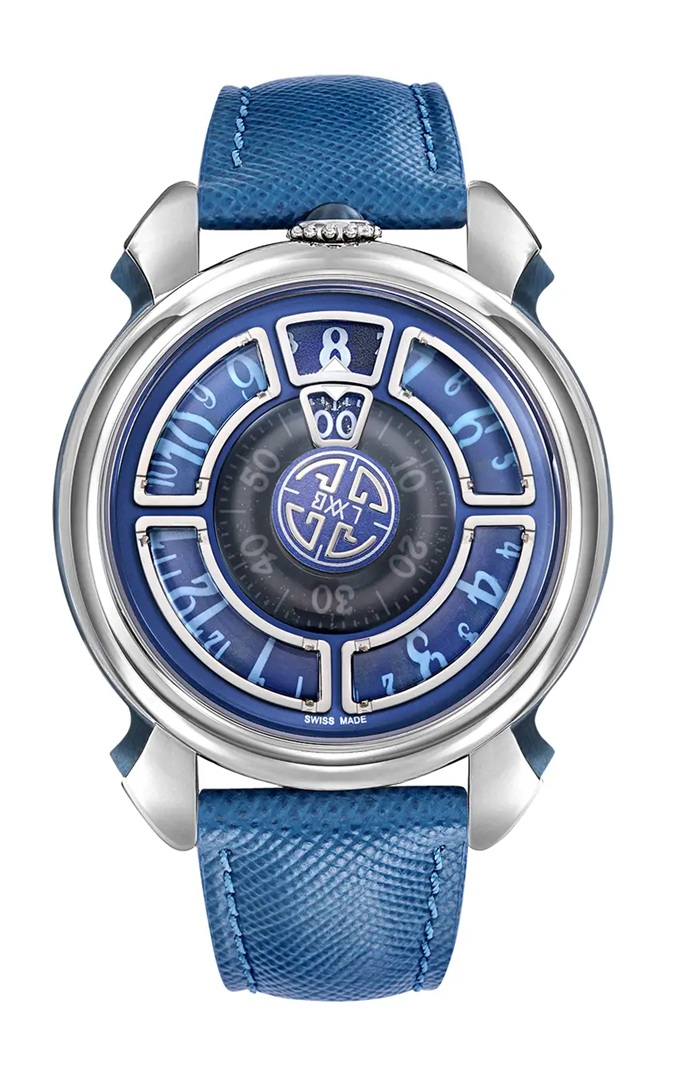 イタリア語で「光」を意味する「Luce」は、ビジョン、知識、そして時計製造への賛歌を、新しい光り輝く形で体現しています。  文字盤のベースにラピスラズリを巧みに取り入れ、インデックス全体にスーパールミノバを採用し、夜空を思わせる深いブルーが夜光表示と相まって、美的かつ象徴的な輝きを放つオブジェへと変貌させています。　 細部に至るまで洗練されたディテールが施された「LUCE」は、メゾンの哲学、すなわちデザイン主導の時計製造、革新の融合、素材研究、そして独特のイタリアン・ビューティを体現しています。