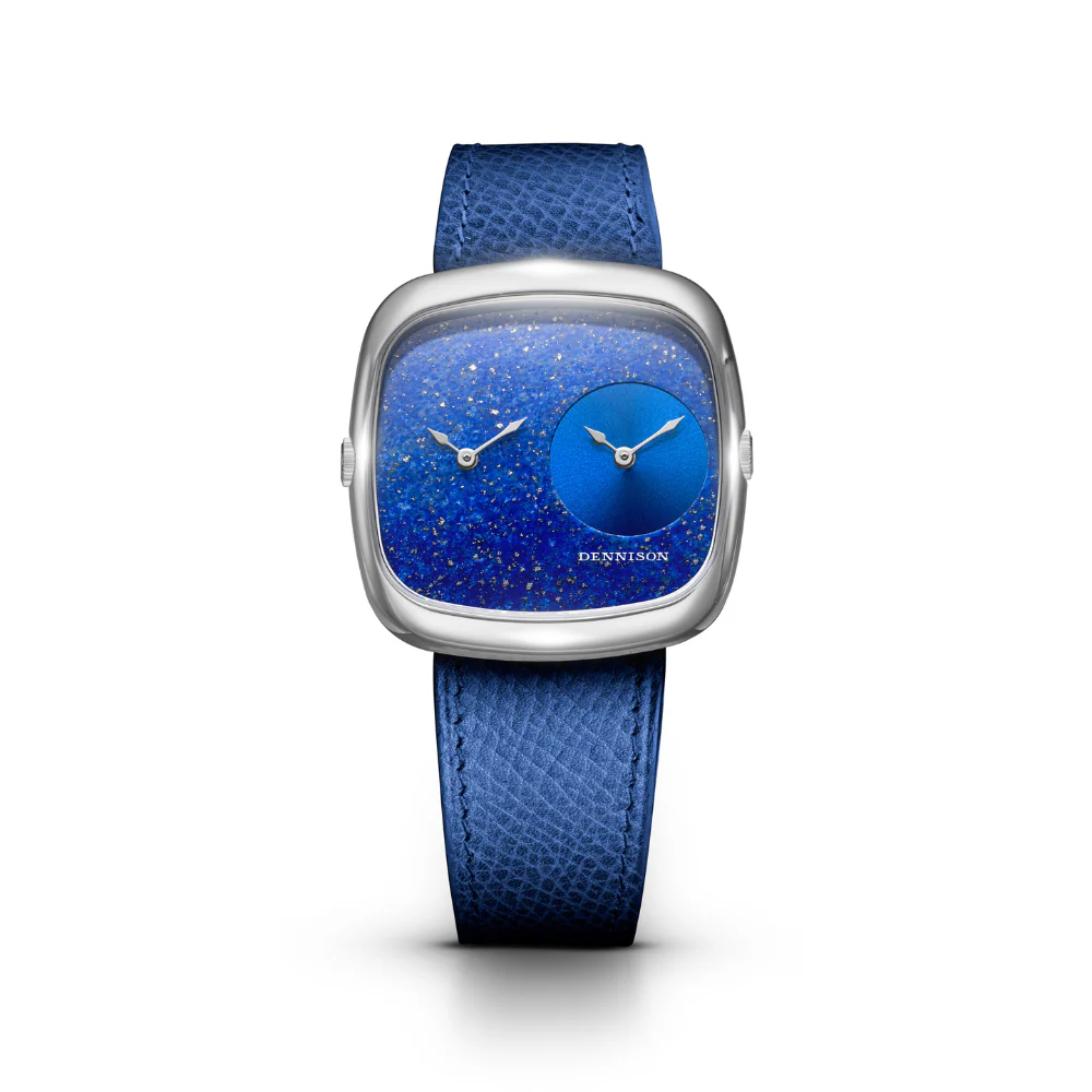 ALD Dual Time Lapis & Blue Sunray In Steel ALD-DT02-S-ELBL-R-SBKL ダイヤルには天然ラピスラズリを採用。深みのあるブルーの石肌に、金色のインクルージョンが散りばめられ、天然石ならではの力強さと奥行きを感じさせます。3時位置には、ブルーのサンレイ仕上げが施されたセカンドタイムゾーン用サブダイヤルをレイアウト。奥まった配置により、レイヤー感のある立体的な表情を生み出しています。