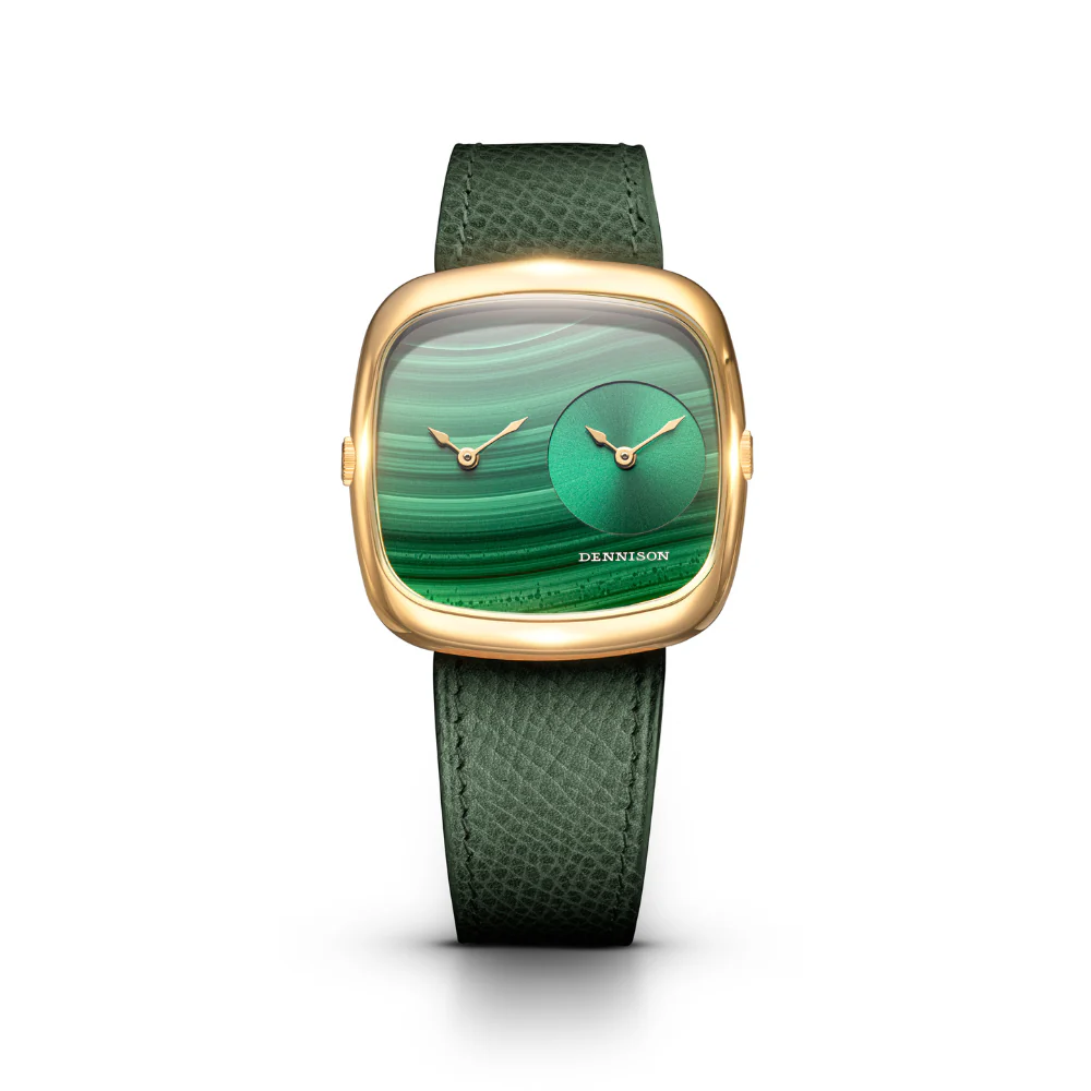 ALD Dual TimeMalachite & Green Sunray In Gold ALD-DT01-G-ELGR-R-GBKL ダイヤルには天然マラカイトを採用。幾重にも重なるグリーンの縞模様が、奥行きと流れを感じさせ、一本ごとに異なる表情を描き出します。3時位置には、グリーンのサンレイ仕上げが施されたセカンドタイムゾーン用サブダイヤルを配置。マラカイトの有機的な模様と、シャープなサンレイ仕上げとの対比が、立体感と視覚的な緊張感を生み出しています。