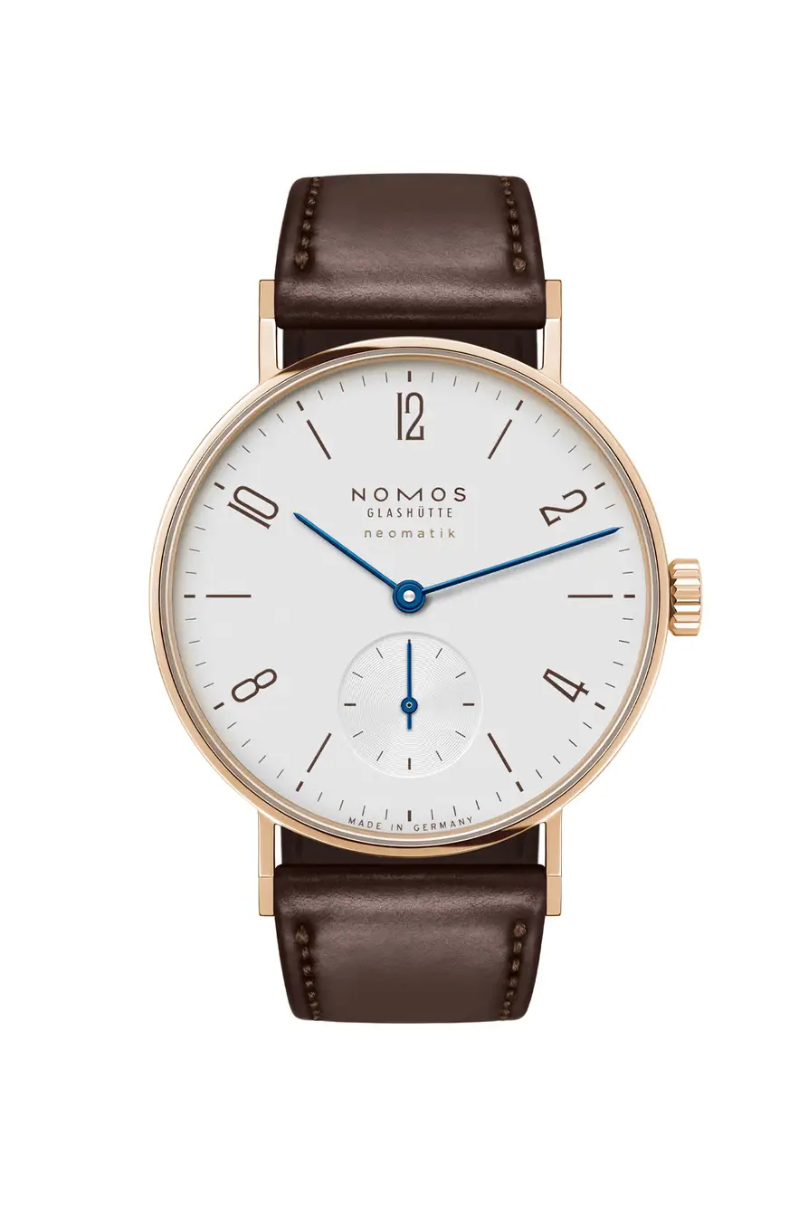 タンジェント ネオマティック ローズゴールド NM160S2 　1クラス上の「Tangente neomatik rosegold for JAPAN」は、製作本数わずか20本の日本限定発売。このモデルのために新たに製作された、タンジェント初となるK18ローズゴールドケースを採用。文字盤はノモスの伝統的な白銀仕上げに優しいブラウンカラーのインデックス、さらにクラシックな青焼きの針が視認性を高め、華やかなローズゴールドのケースと相まって端正な顔立ちでありながら、柔らかくどこか儚いエレガントさを醸し出します。ストラップはホーウィン社製シェルコードバンをへり返し縫いで仕上げ、洗練された印象を与えます。ノモスのシンプルで洗練されたデザインにラグジュアリー感がプラスされた「タンジェント ネオマティック ローズゴールド」は、ドレスウオッチとして男女ともにご使用いただける35mmサイズです。