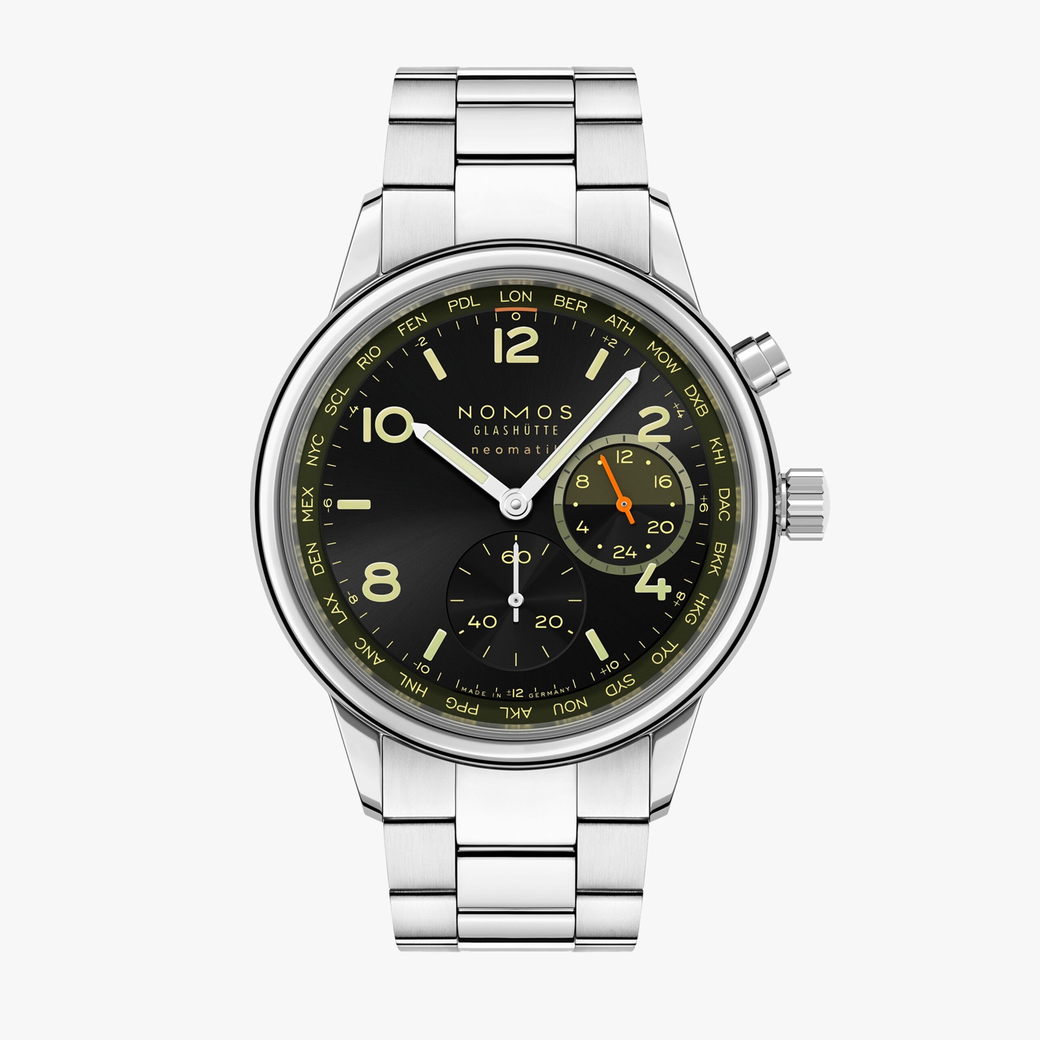 クラブ・スポーツ ネオマティック ワールドタイマー ヴェクター NM790.S9 ノモスのワールドタイマー、ナイトナビゲーション・シリーズは、世界中で夜のシティライフを生きる人に捧げるノモスの腕時計。ブラックとオリーブのダイアルに明るめのアクセントを組み合わせた「ヴェクター」は、コックピットの飛行制御装置や異国の街路表示を思わせます。世界24都市の時間帯が一目瞭然、セカンドタイムゾーンの24時間表示で昼夜の識別も明確です。各175本の限定エディションで、世界と自分だけのつながりを感じてください。