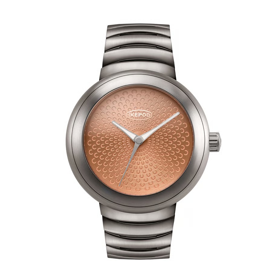 HOROPOD / PETRA IPHO20TITL ムーブメントにはブランド休眠前にアイクポッド社に保管されていたスイス製機械式ムーブメント ETA2824を搭載し、一部だけ開口したケースバックからその動きを見ることができます。  ロンドンを拠点とするスタジオ「Fuzion Ltd」に属し、CZAPEK、Christopher Ward、Chronotecchnaなどを手掛けてきた新進気鋭のスイス人デザイナー、アドリアン・ビュッシュマンが文字盤デザインを担当。  2000年代のアイクポッドの象徴的なダイヤルデザインに現代的な要素を取り入れ仕上げられました。  「ゴルフ ボール」のようなテクスチャーを備えたサンドイッチ ダイヤルが特徴の「Jodpur」「Lisboa」「Neom」、隆起したドットとルミノバサークルが特徴の「Puxi」「Udaipur」、サーモンカラーのフラワーパターンダイヤル「PETRA」の6種類。  モデル名はヨーロッパ、中東、アジアの有名な都市から名付けられています。