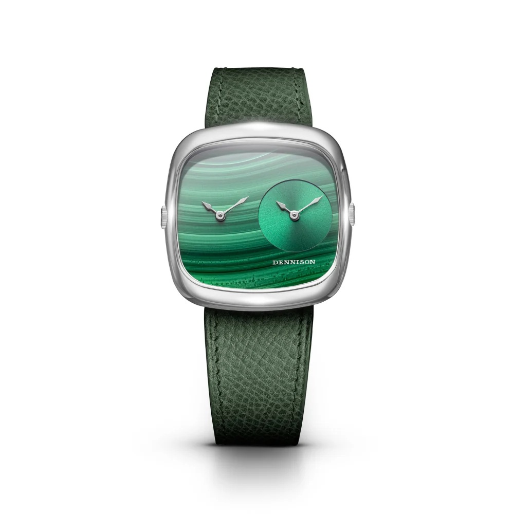 ALD Dual Time Malachite & Green Sunray In Steel ALD-DT01-S-ELGR-R-SBKL ダイヤルには天然マラカイトを採用。幾重にも重なるグリーンの縞模様が、奥行きと動きを感じさせ、一本ごとに異なる表情を描き出します。3時位置には、グリーンのサンレイ仕上げが施されたセカンドタイムゾーン用サブダイヤルを配置。マラカイトの有機的な模様と、シャープなサンレイ仕上げとの対比が、立体感と視覚的な緊張感を生み出しています。 この独創的なレイアウトは、製作工程においても高い難度を要し、ALDが掲げるデザイン哲学と表現力を体現しています。