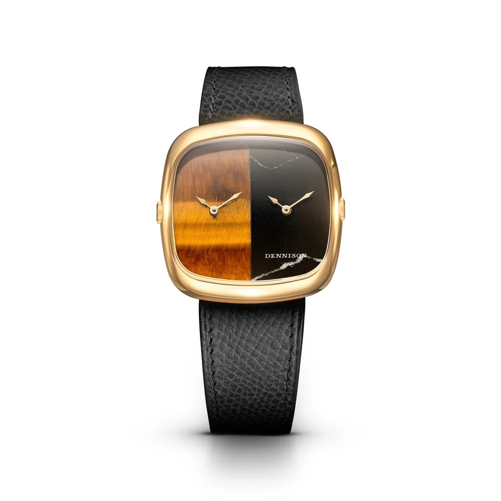 ALD Dual Time Tiger Eye & Marble In Gold ALD-DT05-G-ELBK-R-GBKL ダイヤルには、温かみのある輝きを放つタイガーズアイと、力強い表情を持つブラックマーブルを並べて配置。天然石ならではの質感と模様が、時計に独特の奥行きと存在感を与えます。左右に並ぶ異なる石が2つの時間帯を視覚的に分けることで、直感的に時刻を読み取ることができるデザインとなっています。