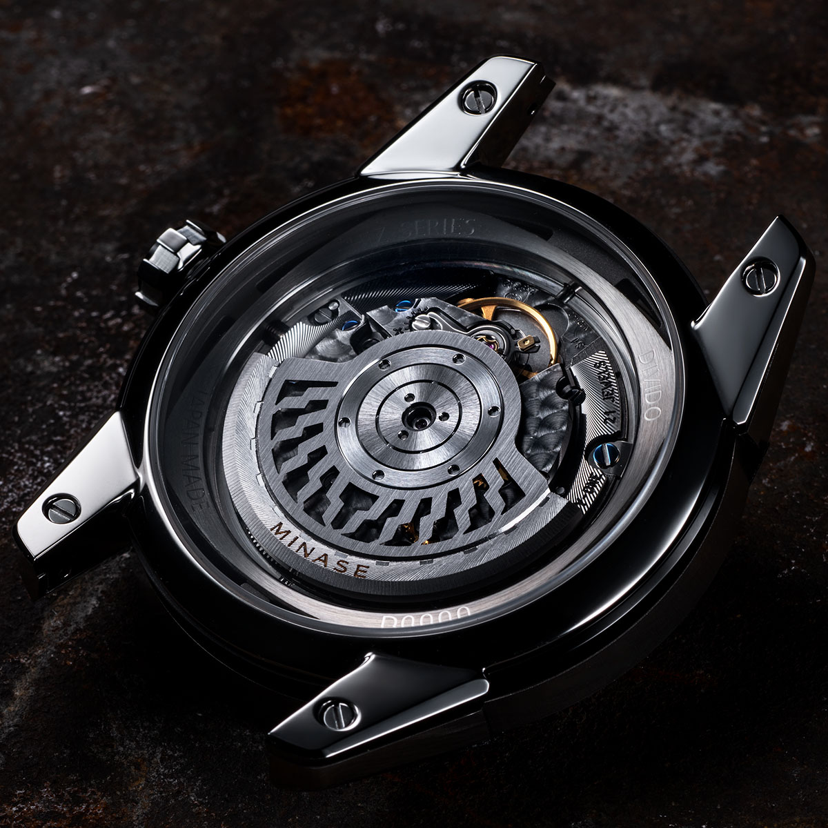 DIVIDO　ディヴァイド　 ブレスレット　見る角度によって表情を変える造形、積み重なる多面体による複雑な輝き。 ディヴァイドはケース上下、4つのラグを分割構造にすることで既成概念を超える立体感とシャープエッジを生み出したタイムピース。あらゆる面とエッジに施されたザラツ研磨、MORE構造メタルブレスレット、ケースインケース構造によるHiZシリーズのアイコニックな存在です。