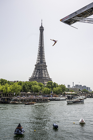 MIDO(ミドー) 2022新作 パリでアドレナリンと高精度を体験。ミドー「オーシャンスター600 クロノメーター ブラックDLC スペシャルエディション」をユニークで華やかなイベントで発表