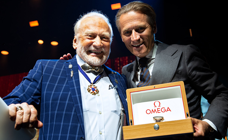 OMEGA(オメガ) スティーブン・ホーキンス メダルの受賞者へ、オメガが特別なスピードマスターを贈呈