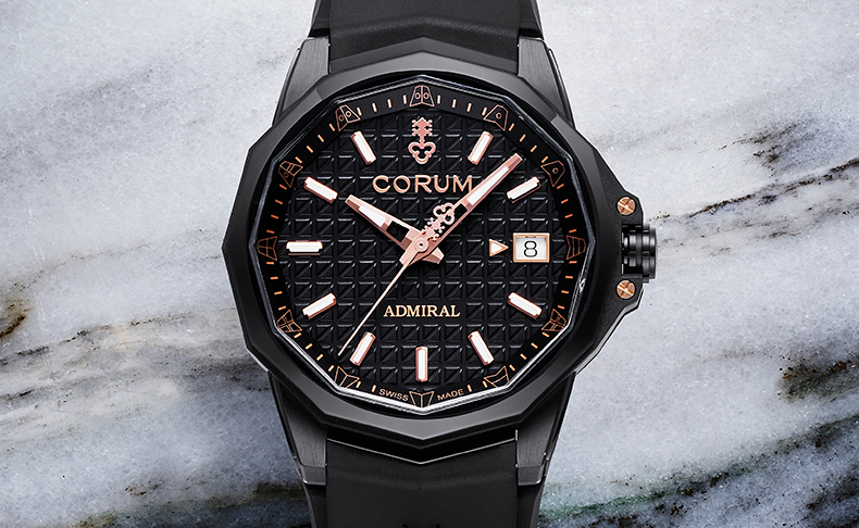 CORUM(コルム) 2023新作 ユニセックスで楽しめるラグジュアリーウォッチ。コルム「アドミラル」の新色ブラック×ゴールドが登場