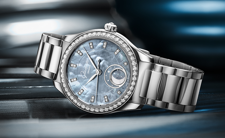 GLASHÜTTE ORIGINAL(グラスヒュッテ・オリジナル) 2026新作 天空を映す色彩。グラスヒュッテ・オリジナル「セレナーデ・ルナ」より「スカイライン ブルー」カラーの新作が登場