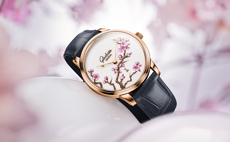 GLASHÜTTE ORIGINAL(グラスヒュッテ・オリジナル) 2026新作 伝統が息づくクラフトマンシップ。グラスヒュッテ・オリジナル「セネタ・マイセン チェリーブロッサム」