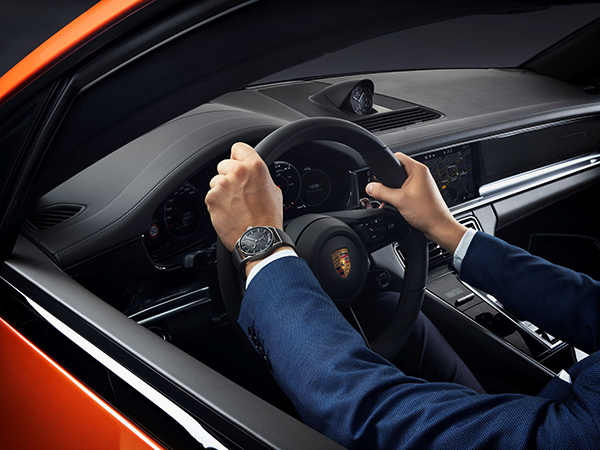 ポルシェ・デザイン(PORSCHE 新しいパナメーラに装備される、Porsche Design社で製造されたクロックを手首にも。ポルシェ・デザイン「スポーツ・クロノ」コレクション | ブランド腕時計の正規販売店紹介サイトGressive/グレッシブ