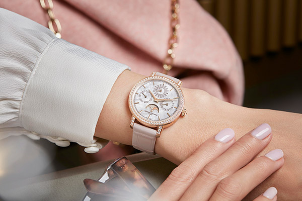 VACHERON CONSTANTIN(ヴァシュロン・コンスタンタン) 2022新作 女性の複雑時計に対する要望に応える時計。ヴァシュロン・コンスタンタン「トラディショナル・エクストラフラット・パーペチュアルカレンダー」