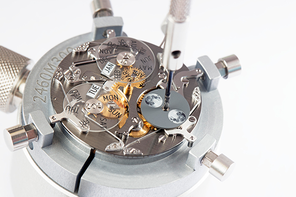 VACHERON CONSTANTIN(ヴァシュロン・コンスタンタン) 現代的なデザインに18世紀ジュネーブの偉大な時計製造の伝統を反映するモデル、ヴァシュロン・コンスタンタン「トラディショナル・コンプリートカレンダー・オープンフェイス」