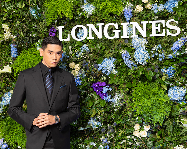 LONGINES(ロンジン) ロンジン賞 第42回ジャパンカップ開催。優勝したヴェラアズールのタイムをロンジンが計測　～ ブランド アンバサダー、UTAが表彰式のプレゼンターとして登壇 ～