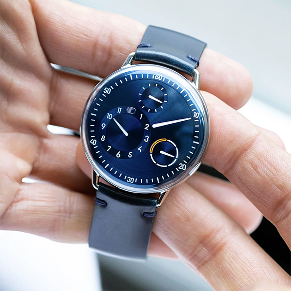 RESSENCE(レッセンス) 2023新作 人間工学に基づいたデザイン&二次元的に時間を表現するタイムピース。レッセンス「Type 1 Round」