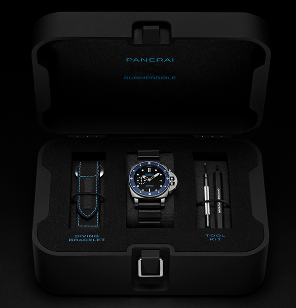 PANERAI(パネライ) オンラインおよび電話販売限定の新作モデル。パネライ「サブマーシブル アズーロ - 42mm」