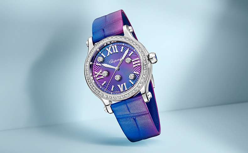 2023新作 ブルーイッシュパープルカラーを纏う斬新な文字盤上で踊るムービングダイヤモンド。ショパール「ハッピースポーツ - 33mm」