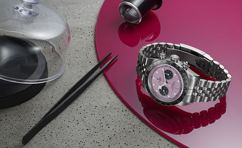 2024新作 ピンクカラーのダイアルでチューダーアンバサダーたちの大胆不敵な精神を体現。チューダー「ブラックベイ クロノ ピンク」