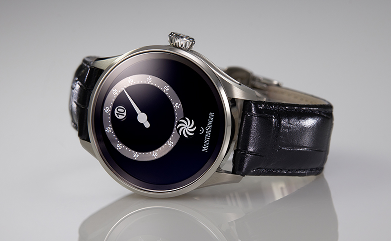 2026新作 ブランド創業25周年を記念する、2026年のハイライトモデル。マイスタージンガー「パンテロ ジャンピングアワー」