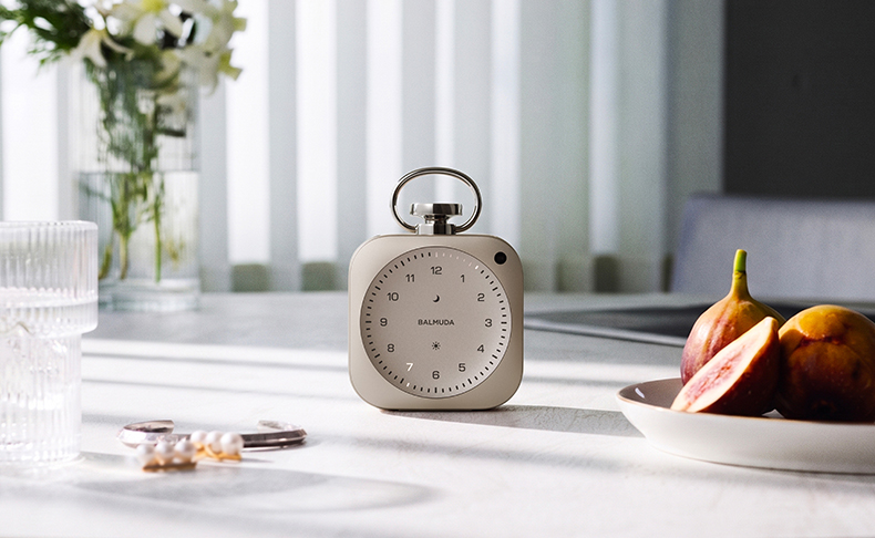 バルミューダの共に時を刻むプロダクト「The Clock」に、特別カラー「シャンパンゴールド」が登場
