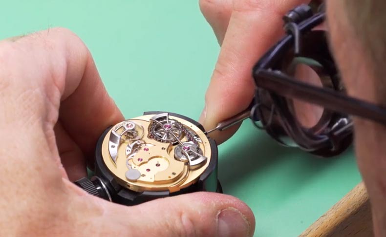 年間製造本数60本のローマン・ゴティエにて、1本の時計ができあげるまでを追った映像作品