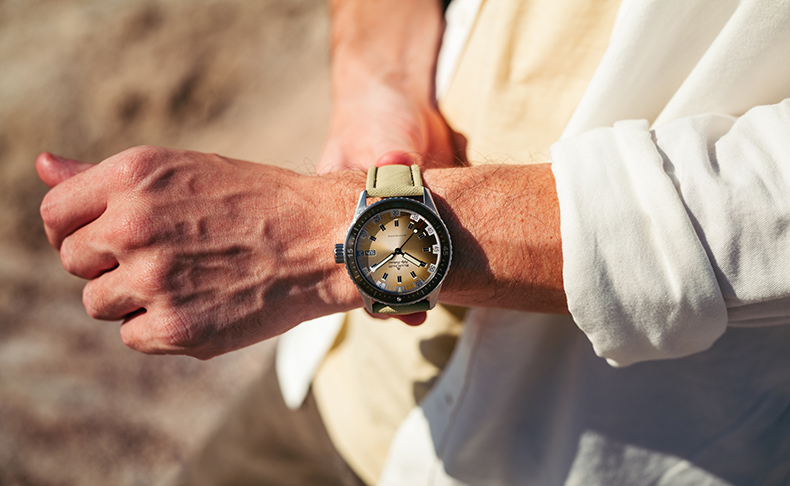 2020新作 サンバーストパターンが施されたデザートカラーのブランパン「フィフティ ファゾムス バチスカーフ デイ・デイト」