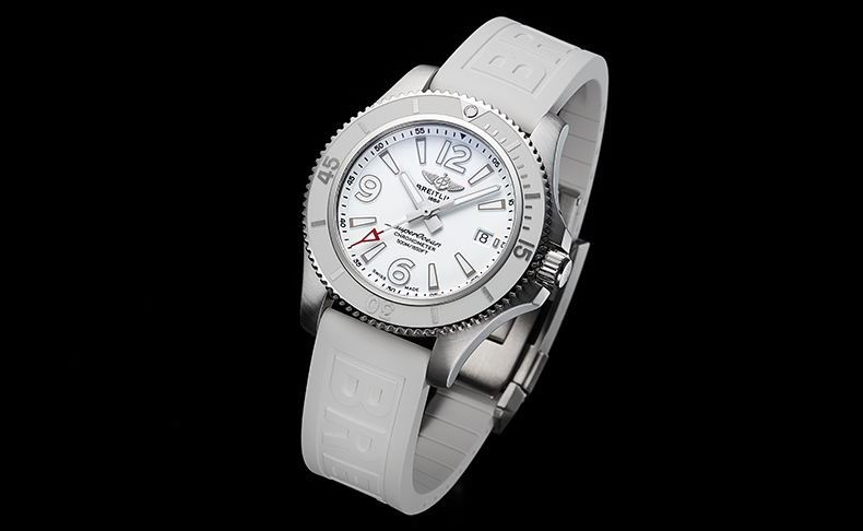 2020新作 ダイヤルとベゼル、ラバーベルトをすべてホワイトで統一した日本だけの特別モデル。ブライトリング「ス―パーオーシャン オートマチック 42 ジャパンエディション」