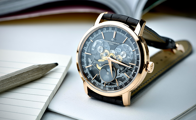 現代的なデザインに18世紀ジュネーブの偉大な時計製造の伝統を反映するモデル、ヴァシュロン・コンスタンタン「トラディショナル・コンプリートカレンダー・オープンフェイス」