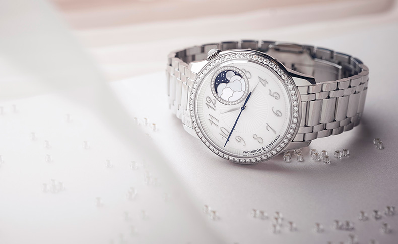 2020新作 マザーオブパールで繊細に作り上げた雲を背景に月が星空に姿を現す、ヴァシュロン・コンスタンタン「エジェリー・ムーンフェイズ」