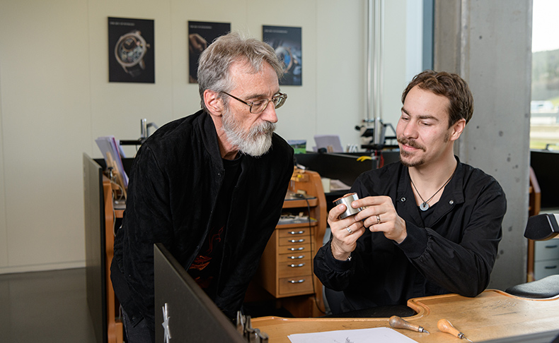 ジャケ・ドローが、ロード・オブ・ザ・リングのイラストレーター兼コンセプト・アーティストとして有名なジョン・ハウとのコラボレーションを発表